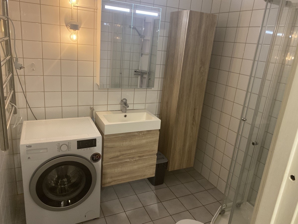 Nylig renovert bad med vaskemaskin Galleribilde