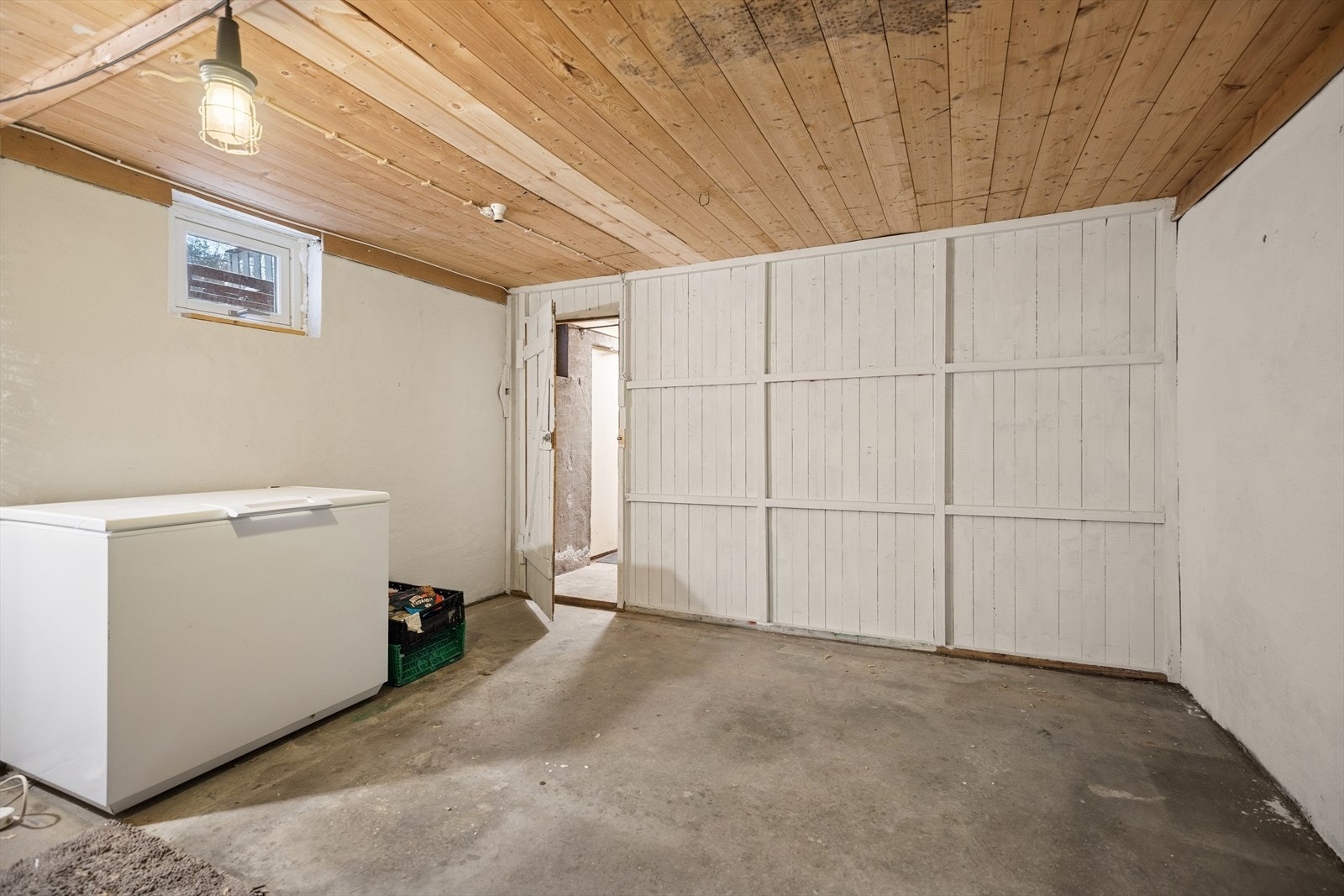 Stor bod i kjeller med mulighet til å lage en kjellerstue eller hva man måtte ønske (rommet må bruksendres via Nesodden kommune og det gis ingen garanti fra megler om at det går igjennom). Galleribilde