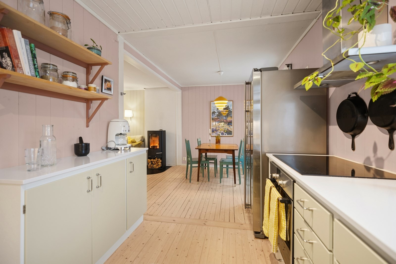 Kjøkkenet har en åpen og sosial løsning mot spisestuen. Galleribilde