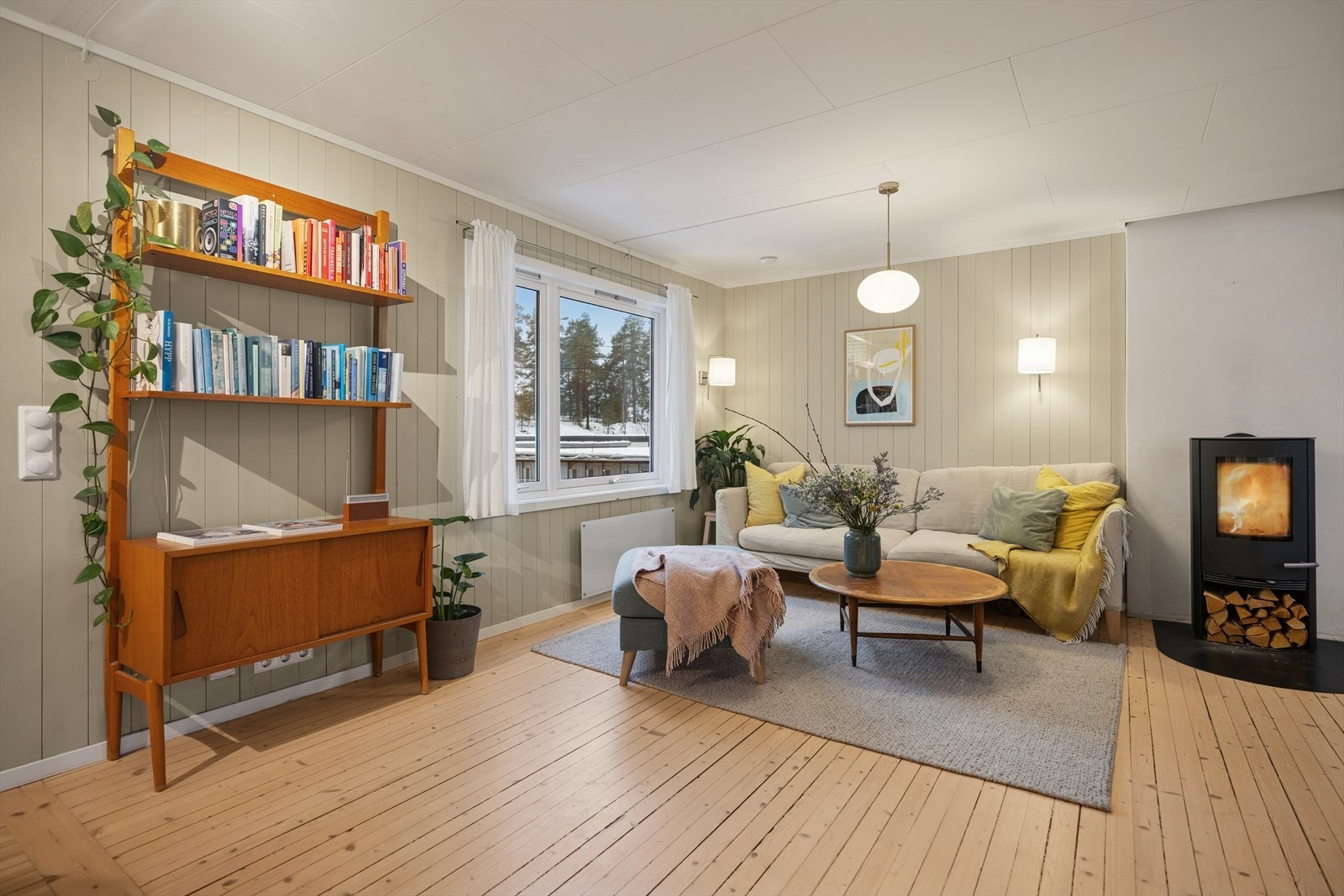 Stuen har peis som varmer godt på kalde vinterdager. Galleribilde