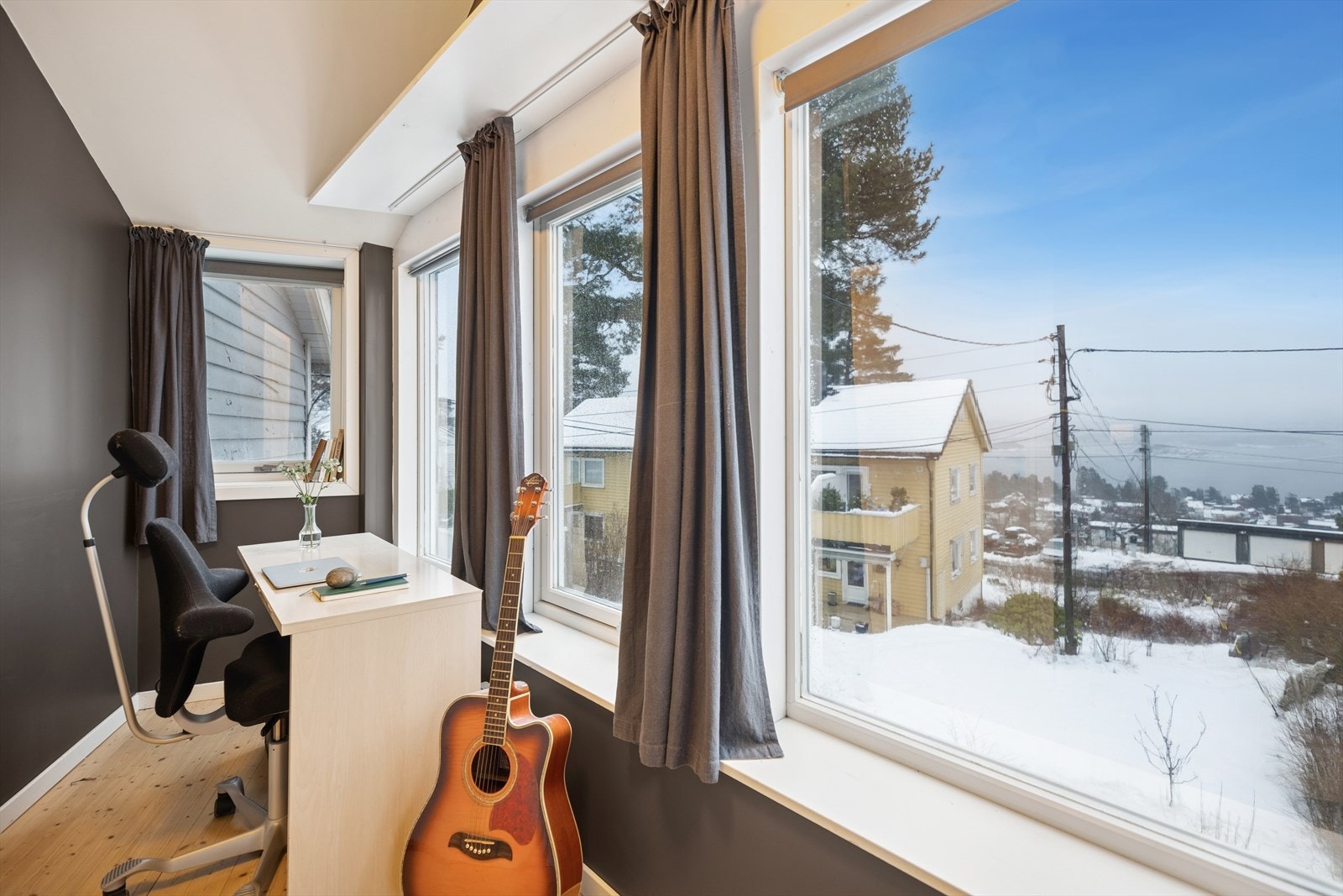 Soverom/Tv-stue/allrom med fin fjordutsikt Galleribilde