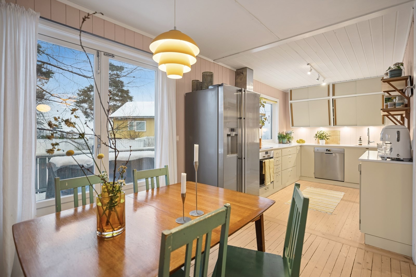 Fra spisestue er det utgang til terrasse og hage. Galleribilde