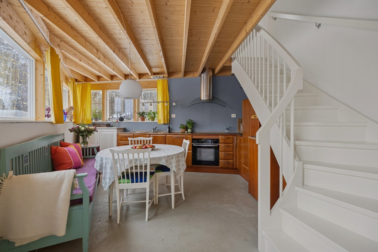 Stue/kjøkken til hybel med trappeløsning opp til soverom og bad. Galleribilde