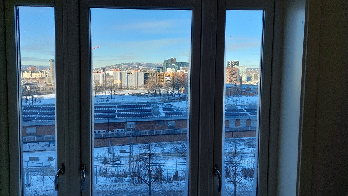 Soverommet som leies ut 1/5 : Store vindusflater i rommet, med fin utsikt mot Bjørvika og Middelalderparken. Galleribilde