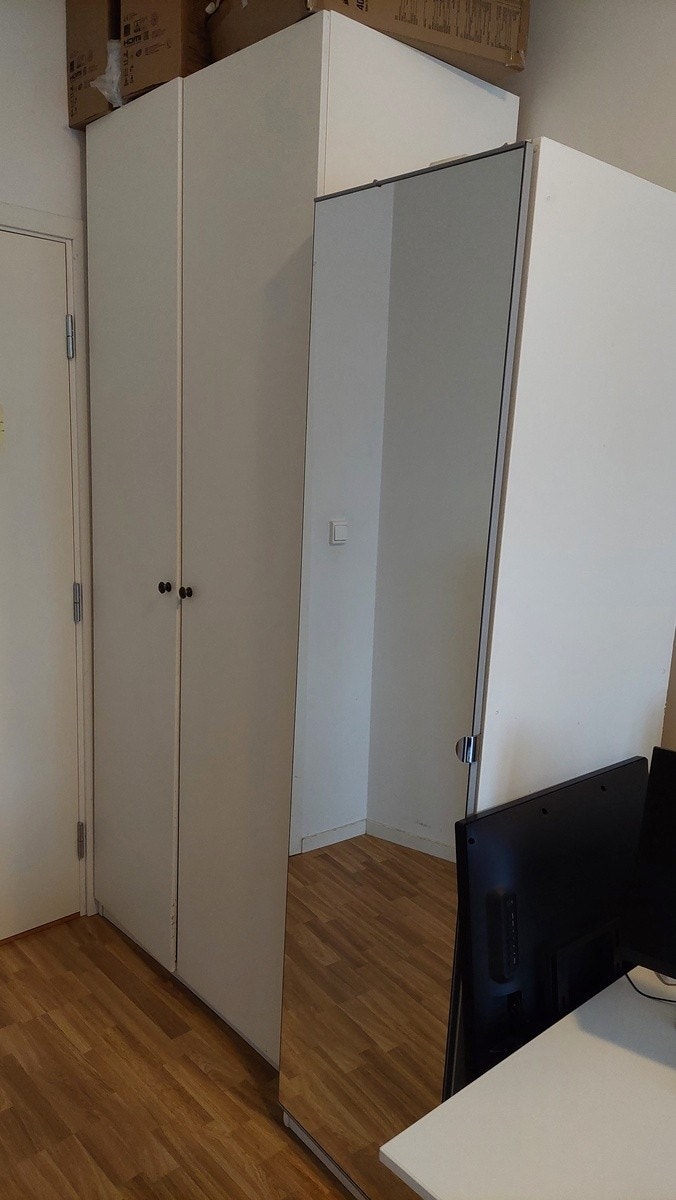 Soverommet som leies ut 5/5 : Rommet er delvis møblert. Disse to klesskapene medfølger rommet. Galleribilde