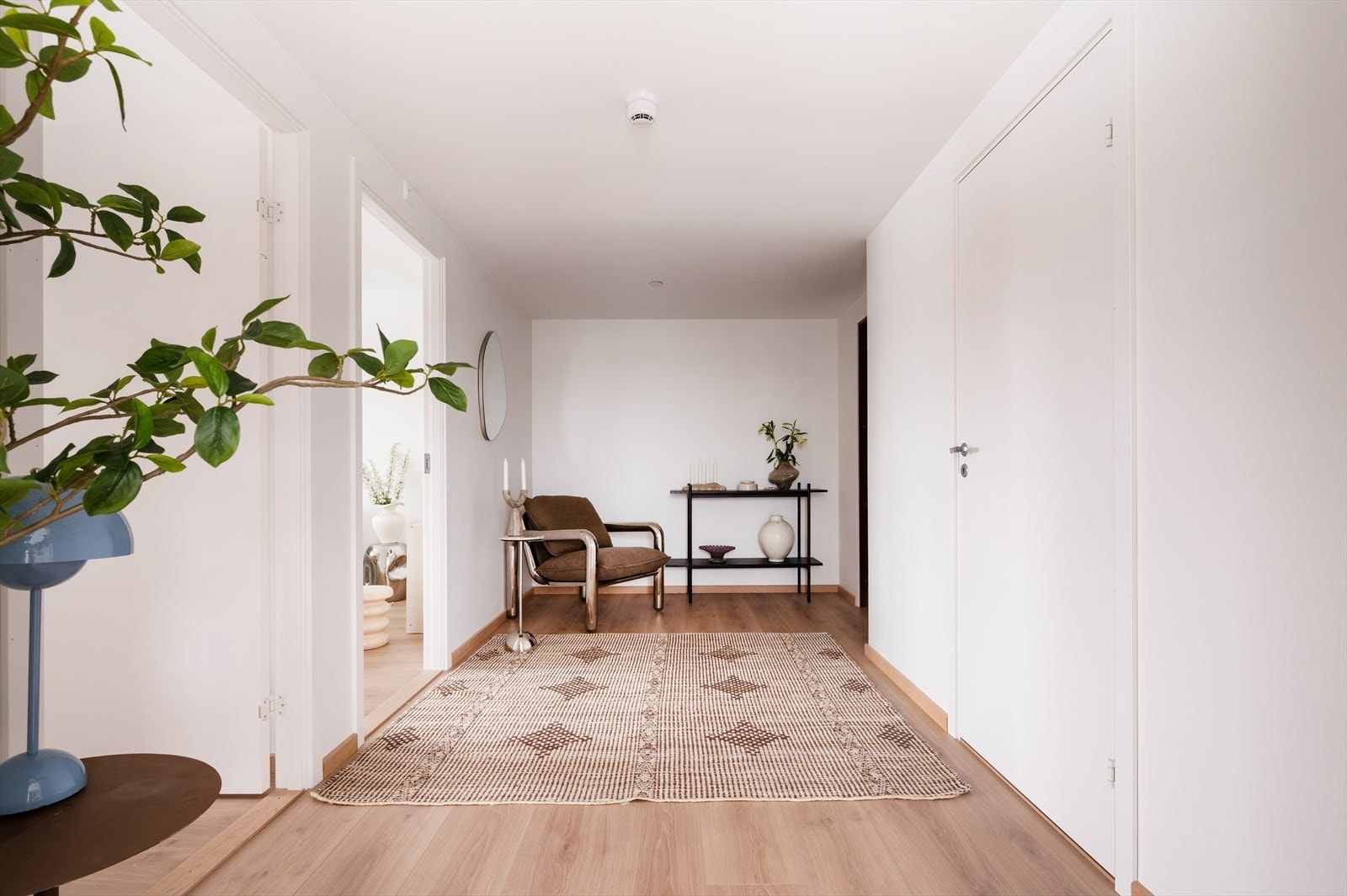 Svært romslig og innbydende entré som gir et moderne og helhetlig førsteinntrykk. Her er det gode muligheter for garderobeløsninger, samt plass til oppheng av yttertøy og sko. Galleribilde