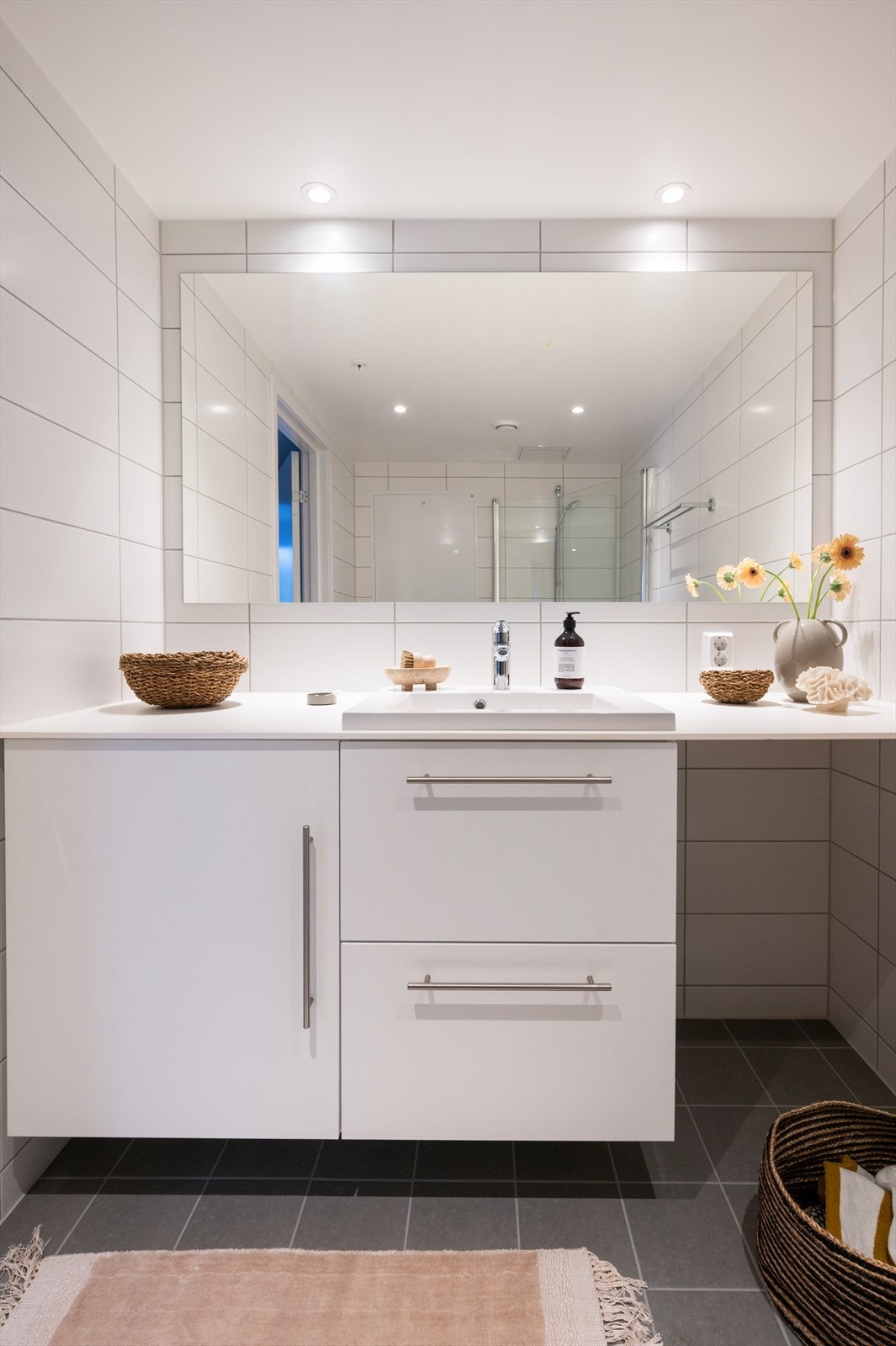 Servant med skuffer og stort, flott speil på vegg. Galleribilde