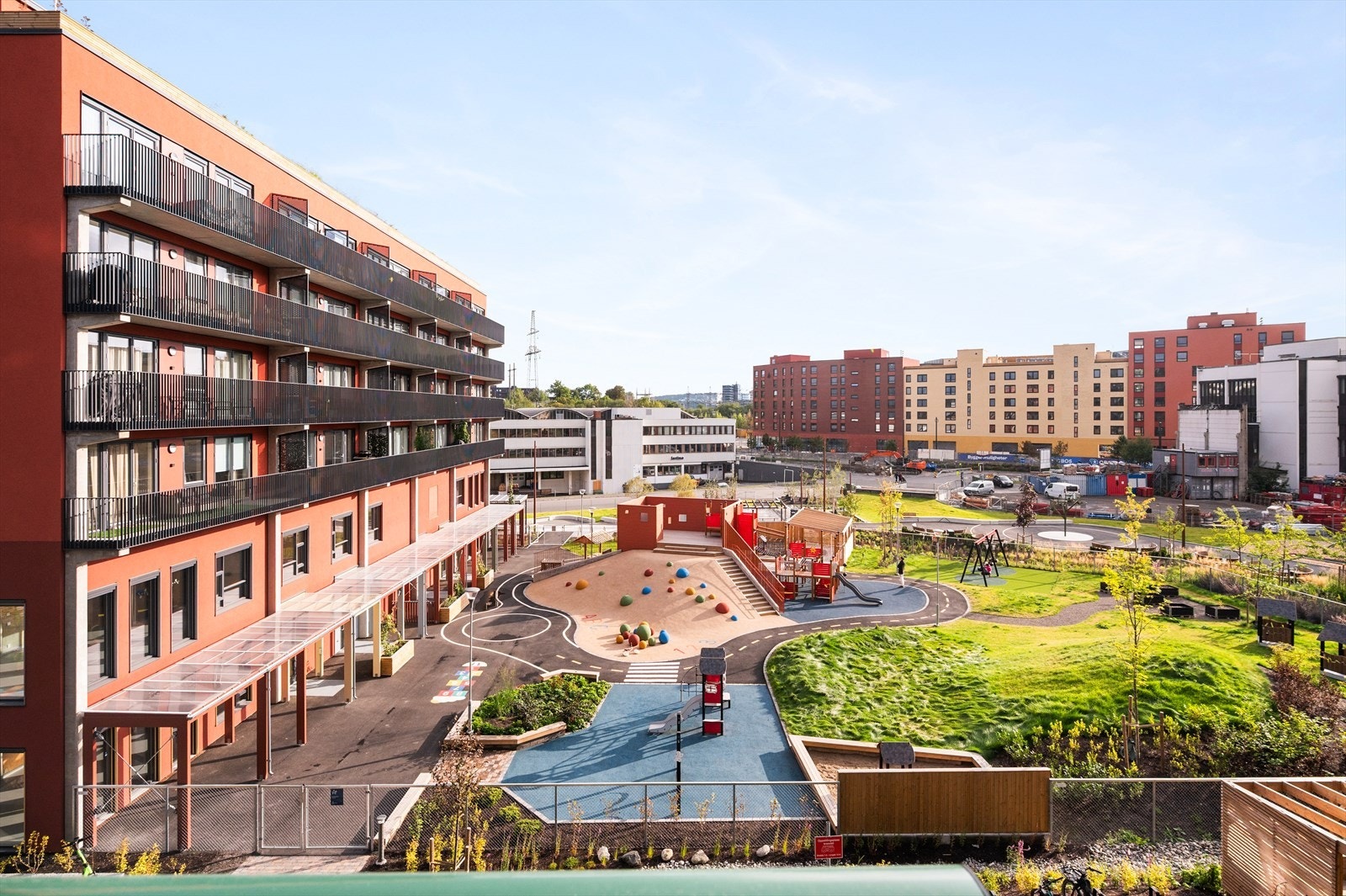 Fellesområdene og barnehagen sett på sommerstid. Galleribilde