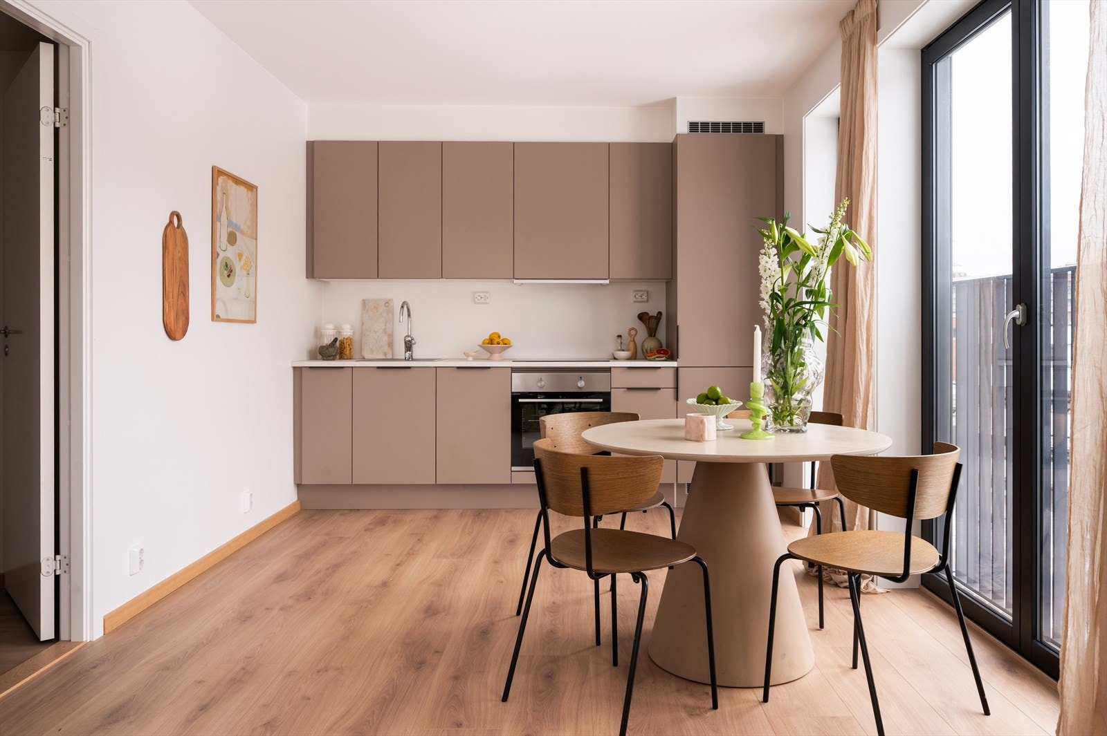 Hele leiligheten er malt i lyse fargetoner og har flott parkett på gulv. Galleribilde