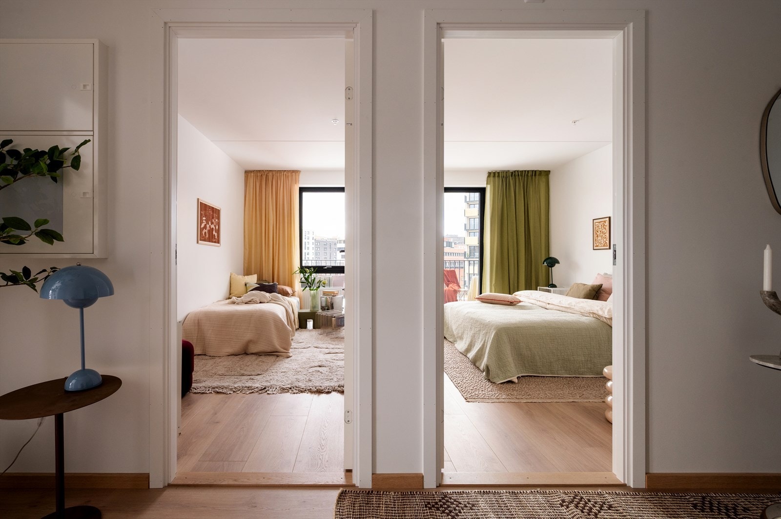 Fra mellomgang / entré har man adkomst til boligens to soverom. Galleribilde