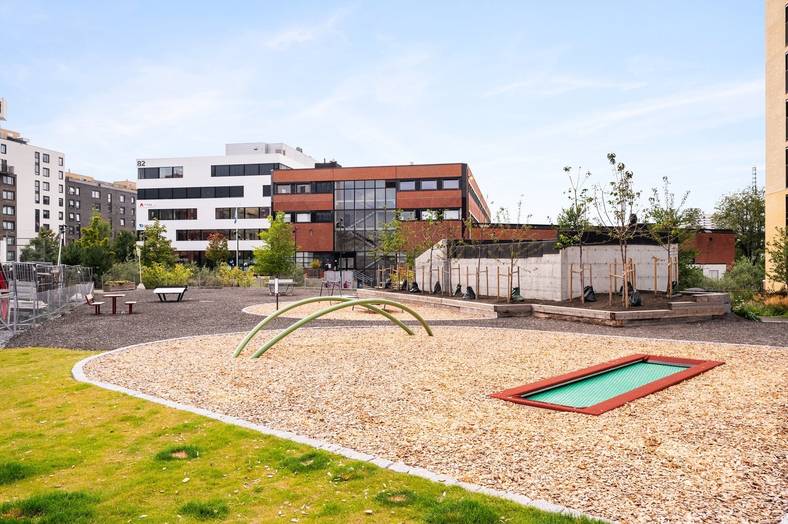 Fellesområdene er pent opparbeidet med sittegrupper, gressplen og lekeområder for de minste. Galleribilde