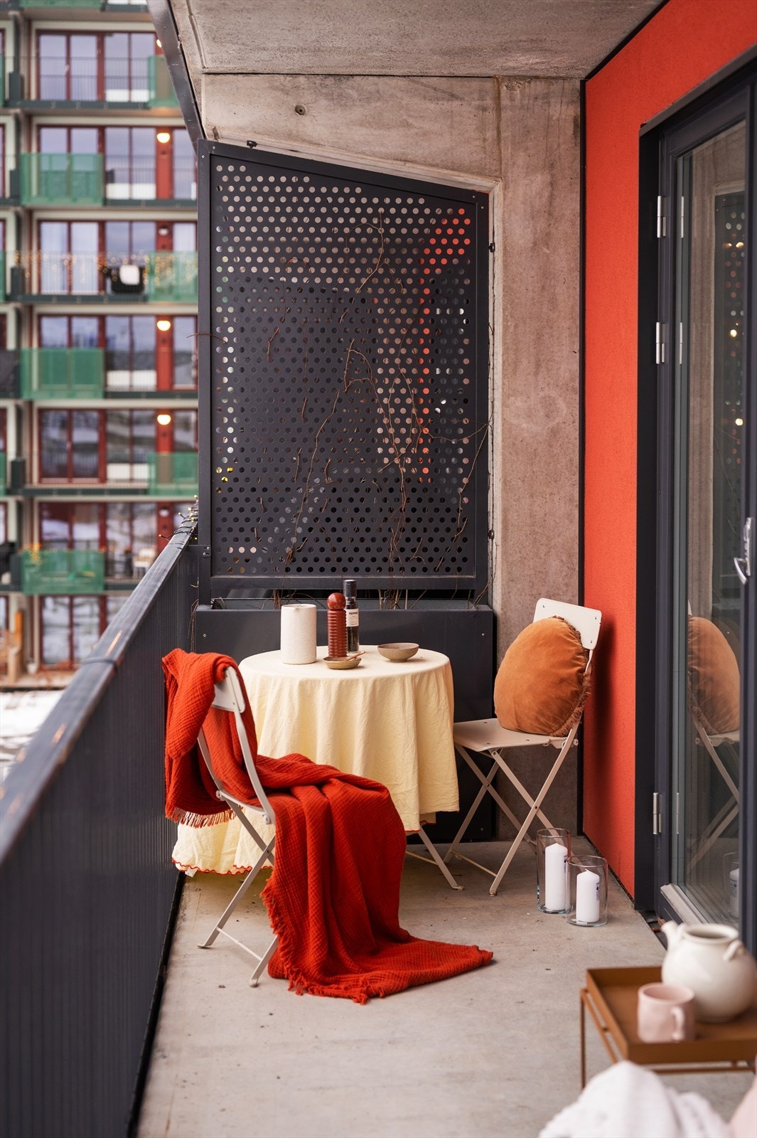 Leiligheten har en attraktiv beliggenhet i bygget med enkel adkomst via heis, og byr på store vindusflater som gir rikelig med naturlig lys, samt en hyggelig utsikt. Galleribilde