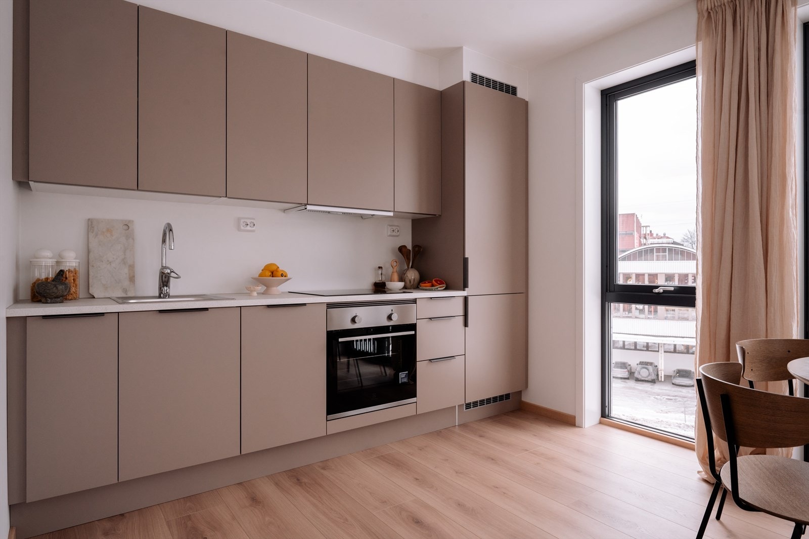 Moderne og pent kjøkken fra byggeår med rikelig skap- og benkeplass. Galleribilde