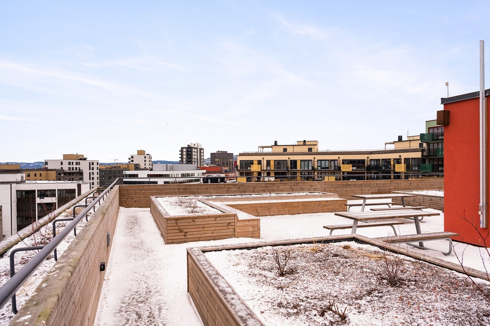 Fra leiligheten er det heisadkomst opp til en stor, flott felles takterrasse med flere sittegrupper for beboerne. Galleribilde