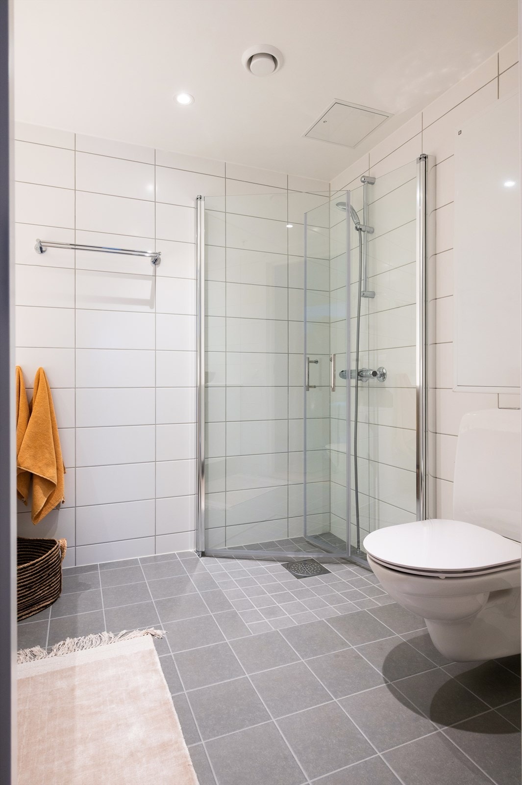 Badet har flislagte vegger og gulv, malt himling med downlights og balansert ventilasjon. Galleribilde