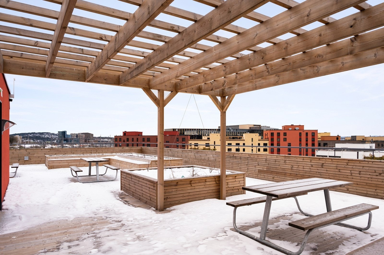 Her finner man blant annet hyggelig beplantning på sommerstid og en praktisk pergola for solskjerming. Galleribilde