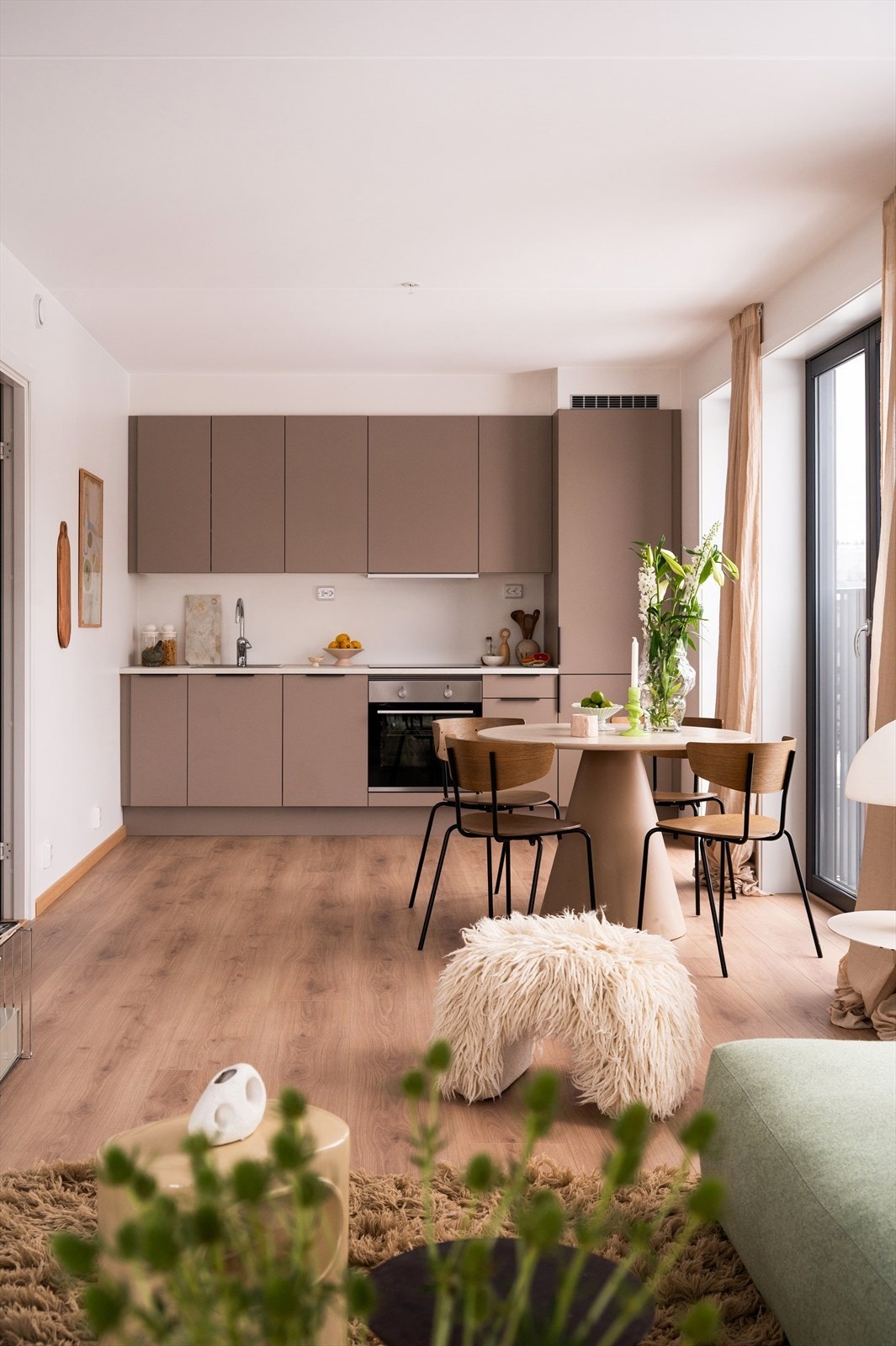 Kjøkkenet er utstyrt med integrerte hvitevarer bestående av komfyr, koketopp, oppvaskmaskin samt kjøle- og fryseskap. Galleribilde