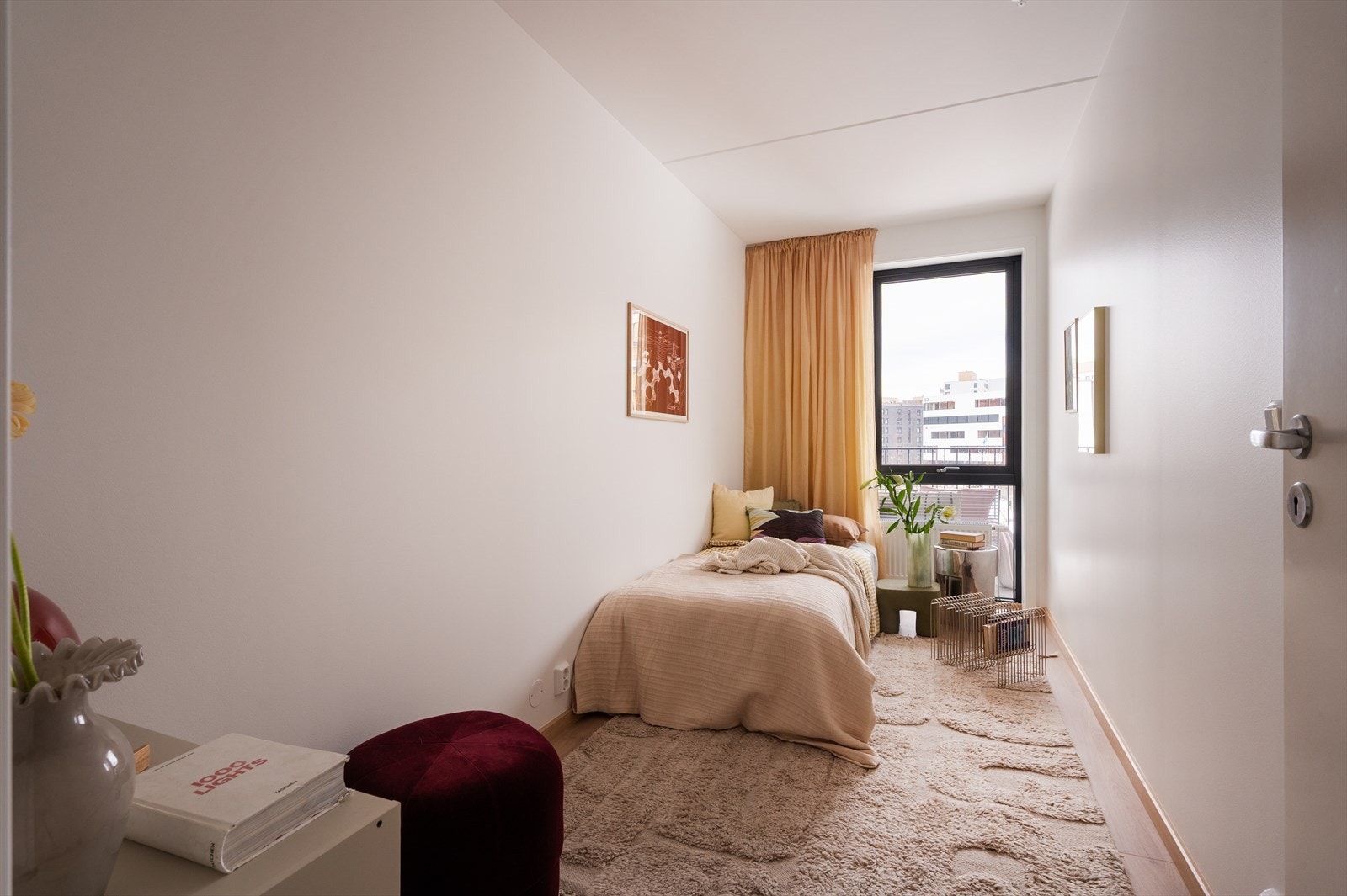 Med plass til seng, nattbord og garderobeskap. Galleribilde