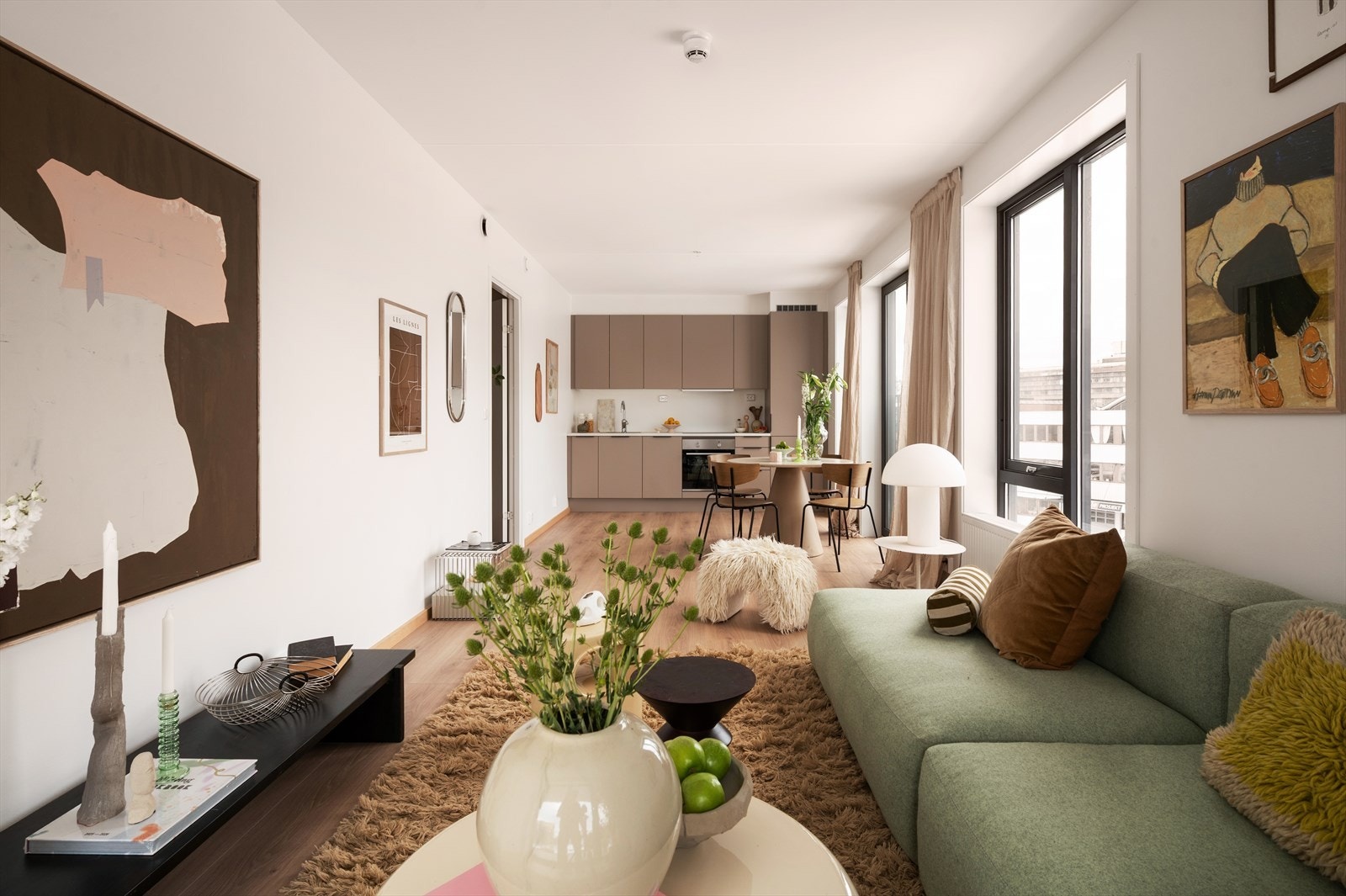 Stue- og kjøkken ligger i åpen løsning til hverandre og er med på å gi en sosial og luftig planløsning. Galleribilde