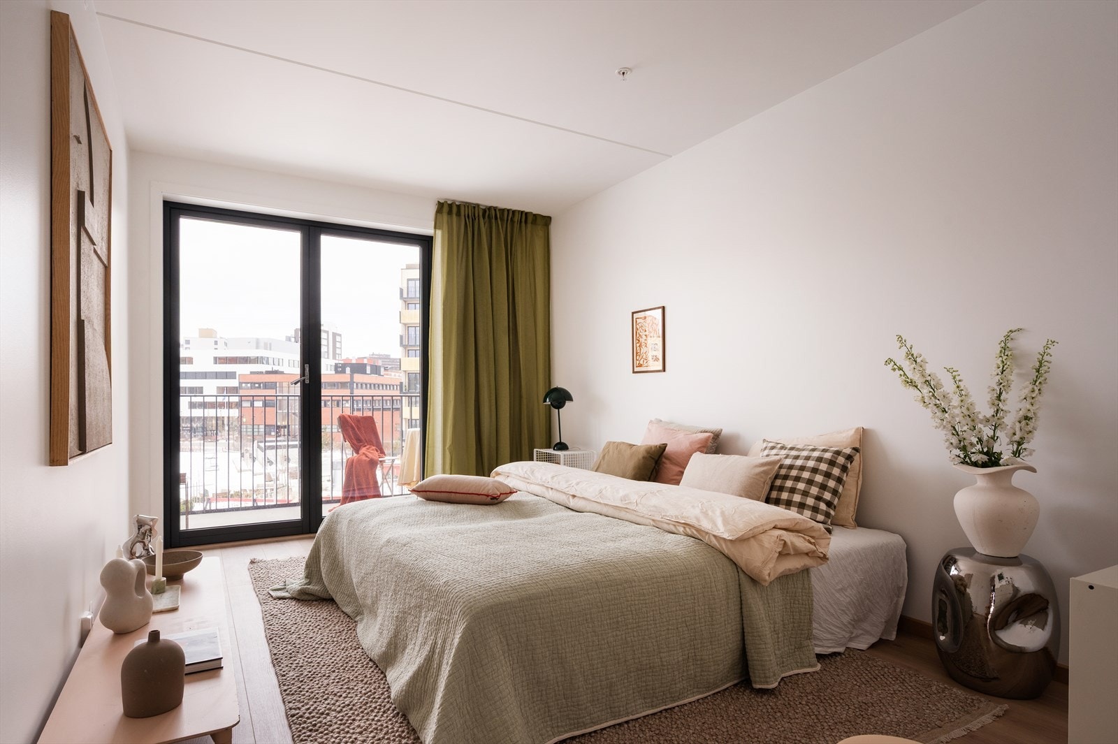 Romslig hovedsoverom med store vinduer og utgang til balkong. Galleribilde