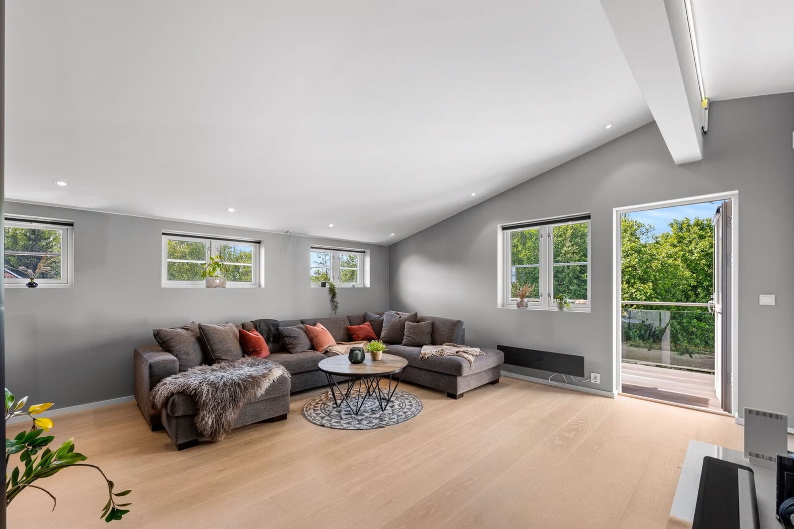 Stuen er romslig med god plass til møblering med sofa, sofabord, medievegg og sjenk. Galleribilde