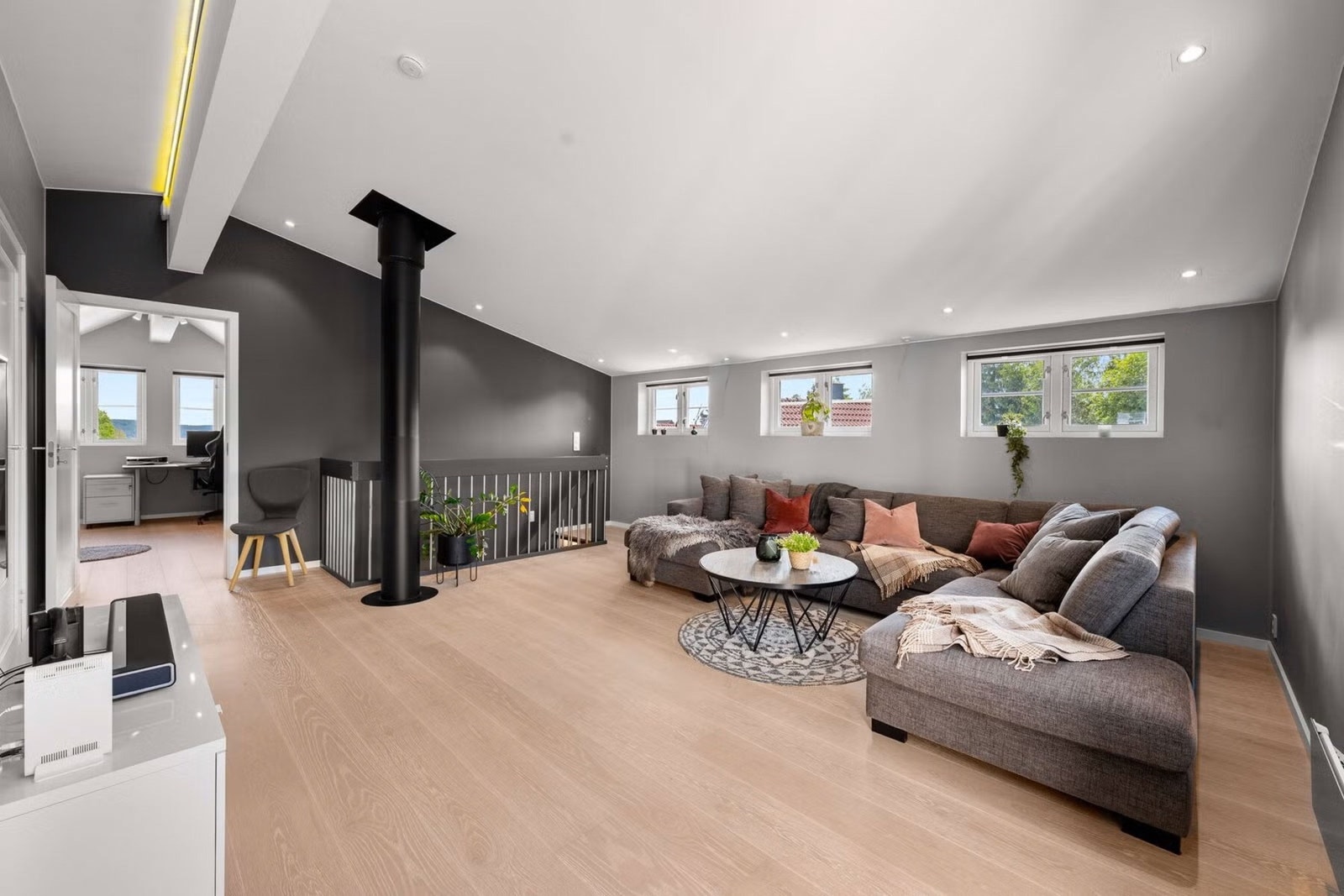 Vi tar turen opp i 2.etasje og kommer til boligens andre stue. Her kan man trekke seg unna, eller barna kan invitere til filmkveld! Galleribilde