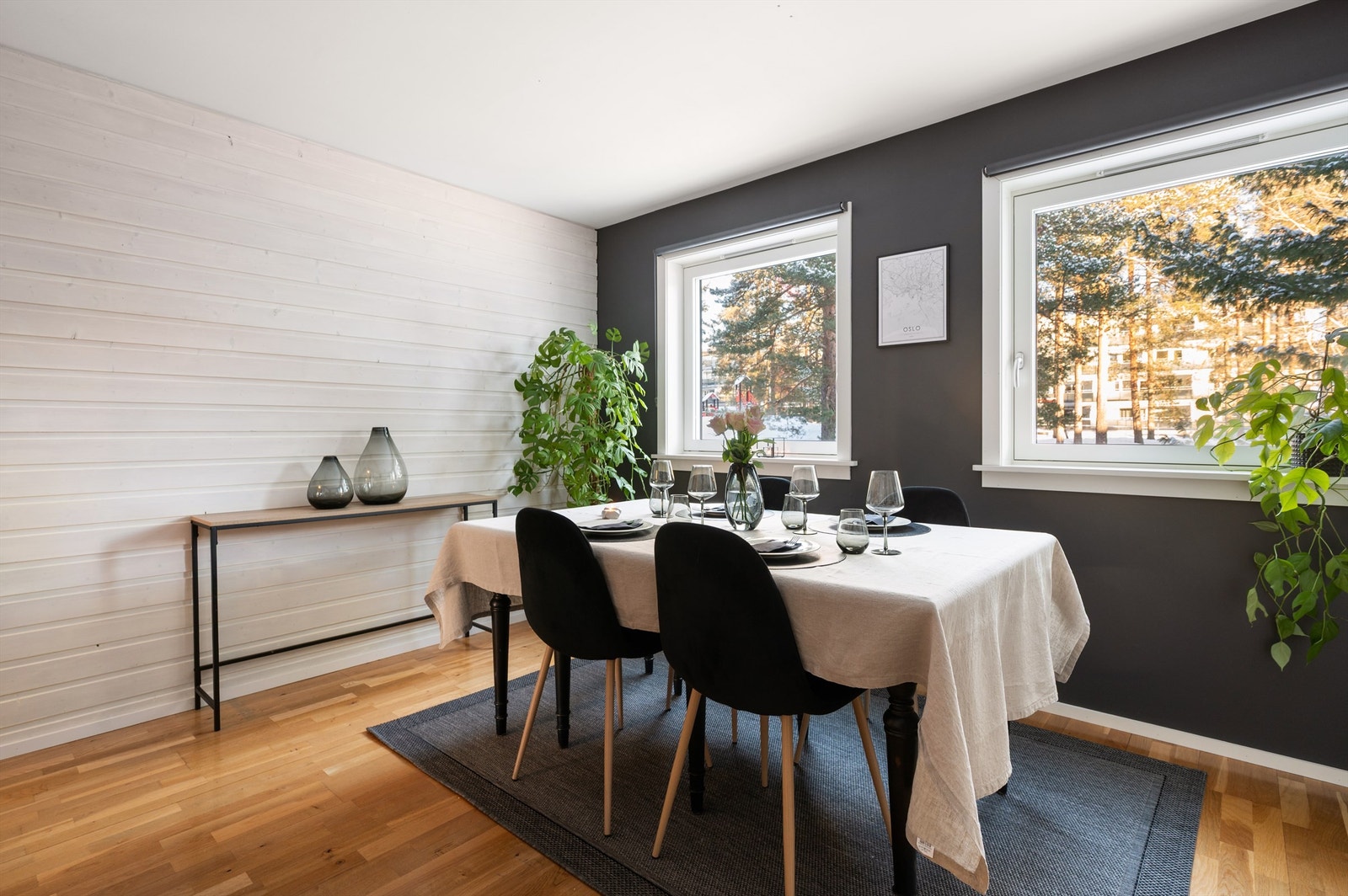 Hele leiligheten, inkludert kjøkkenet, fikk overflatene malt i 2024. Galleribilde