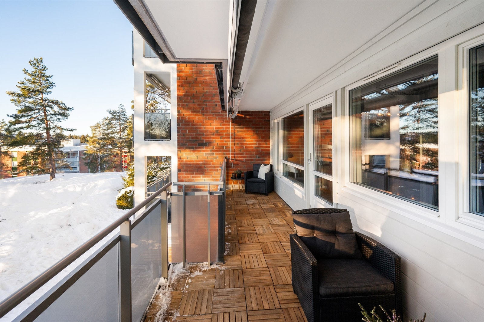 Fra stuen er det utgang til en sydvestvendt balkong på 12 m². Balkongen er en flott forlengelse av stuen og har utsyn mot rolige, grønne omgivelser. Galleribilde