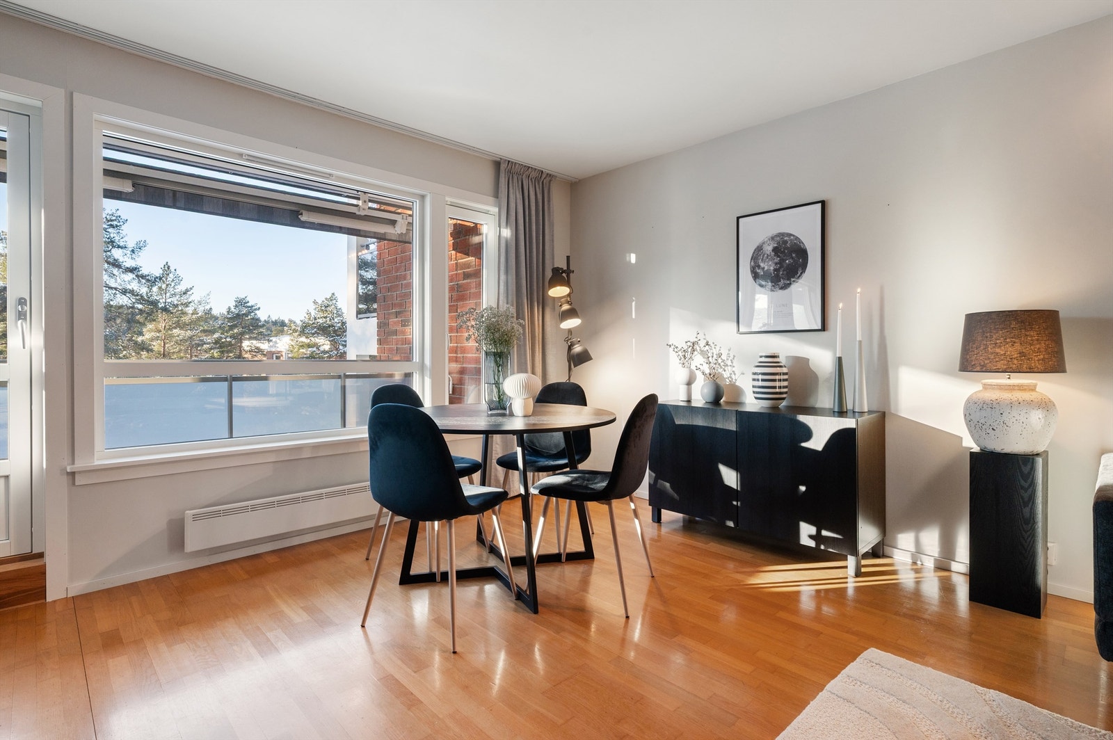 Store vindusflater fra 2024 sørger for godt med naturlig lys. Galleribilde