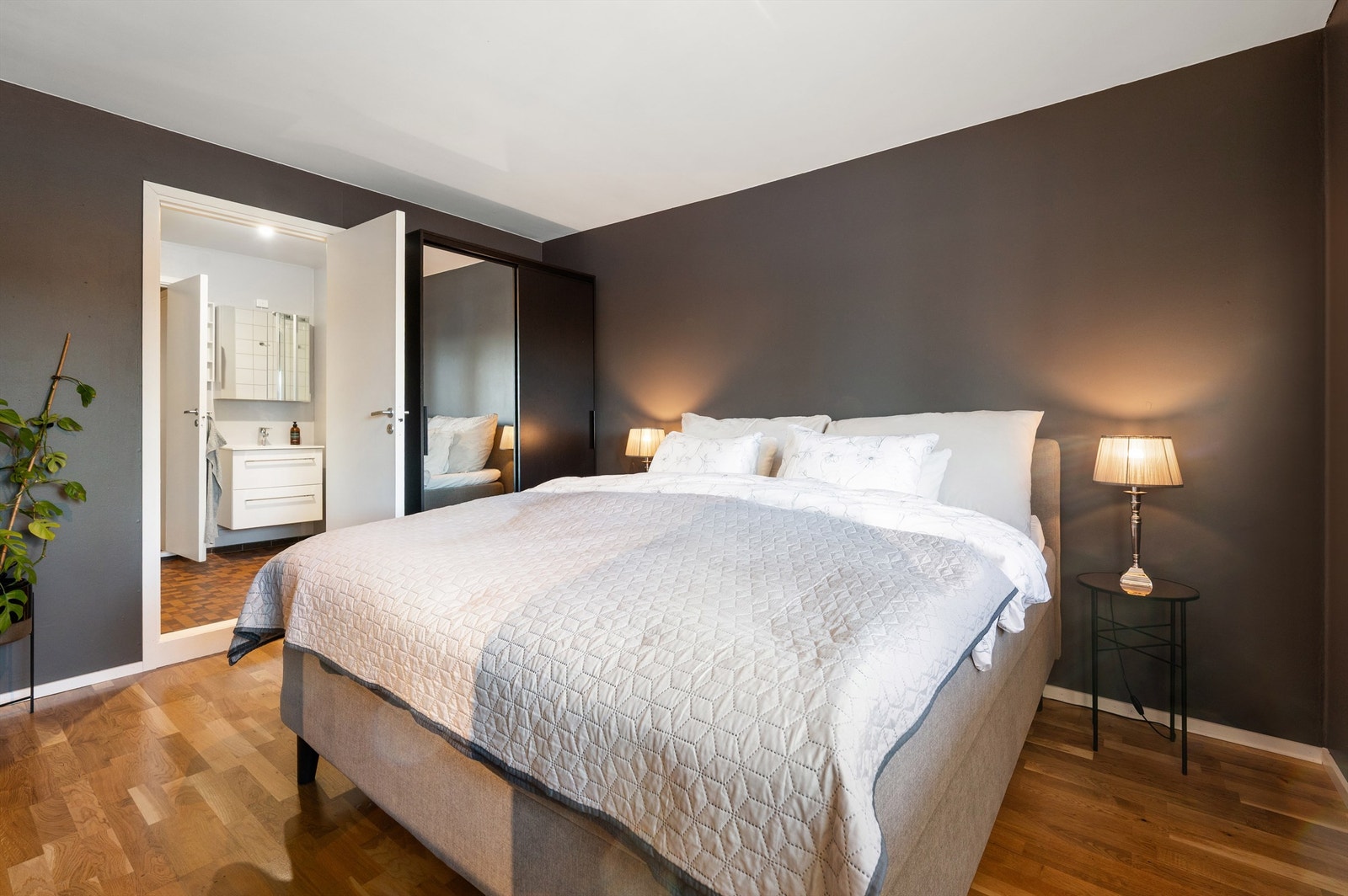 Hovedsoverommet er romslig og har god plass til dobbeltseng og garderobeløsning. Galleribilde