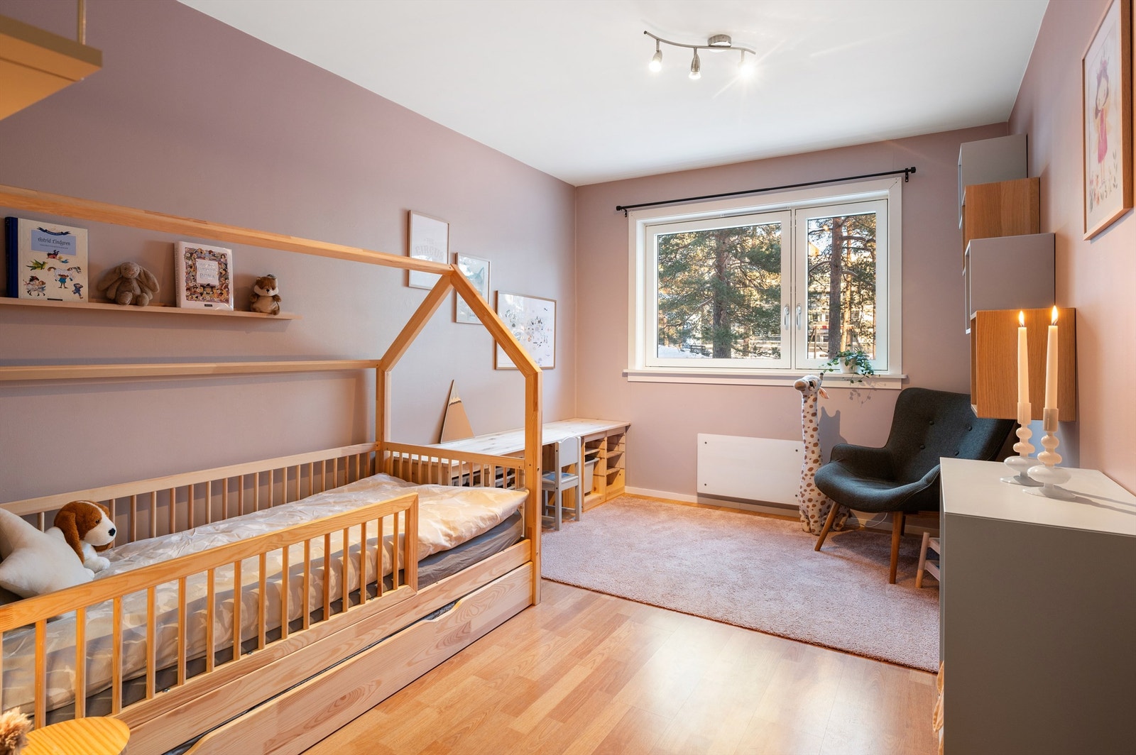 Det andre soverommet er lyst og har god plass til seng og skrivebord. Galleribilde