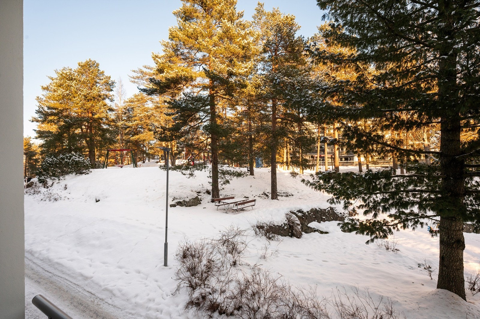 Utsikt over de store, grønne utearealene som omgir boligsameiet. Galleribilde