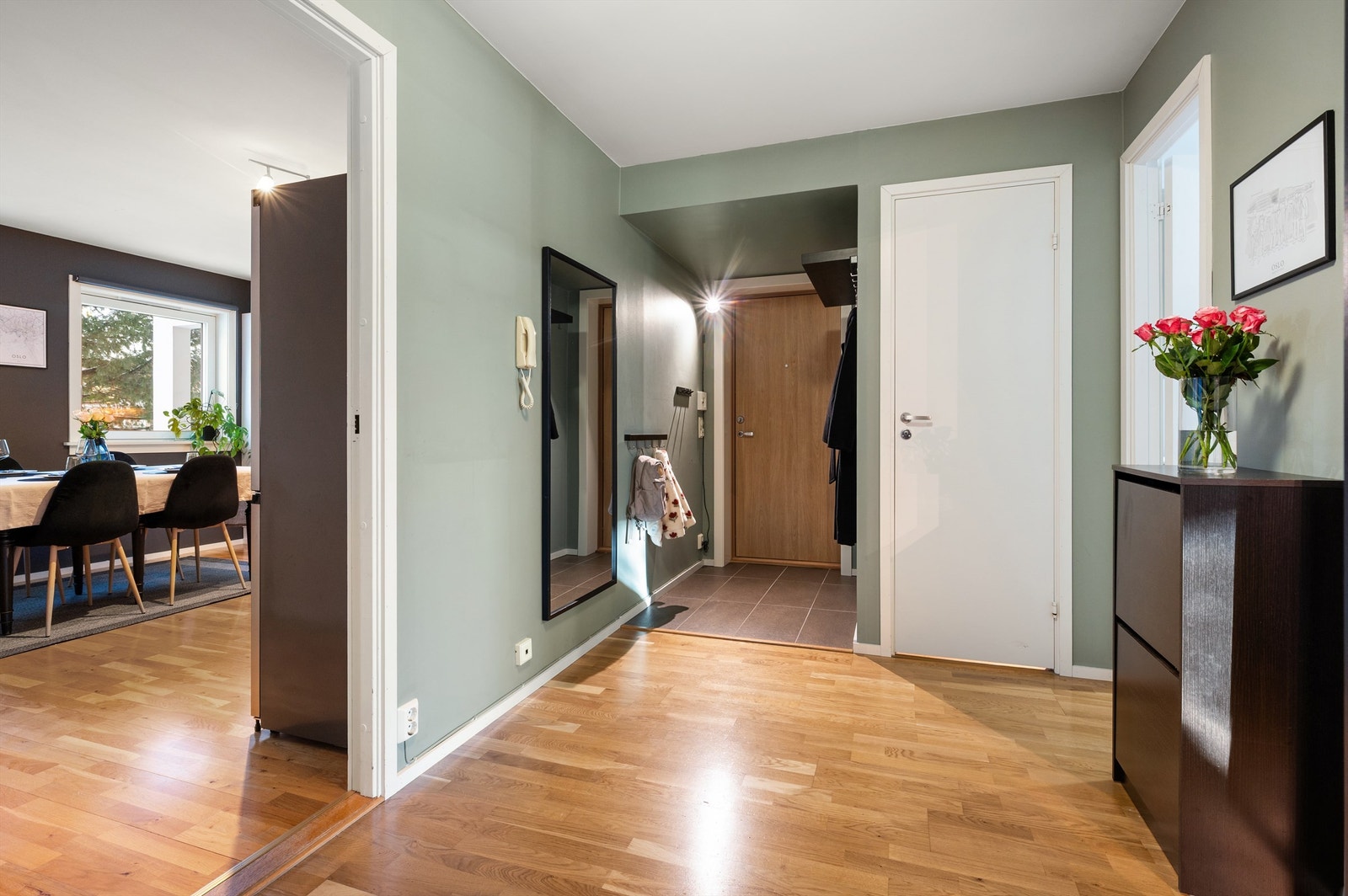 Gangen har god plass til oppbevaring av yttertøy og sko. Galleribilde