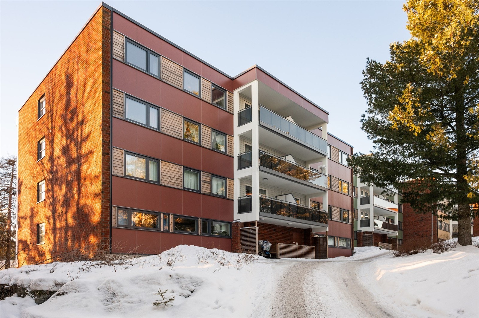 Det medfølger garasjeplass hvor det er klargjort for installasjon av elbillader. Galleribilde