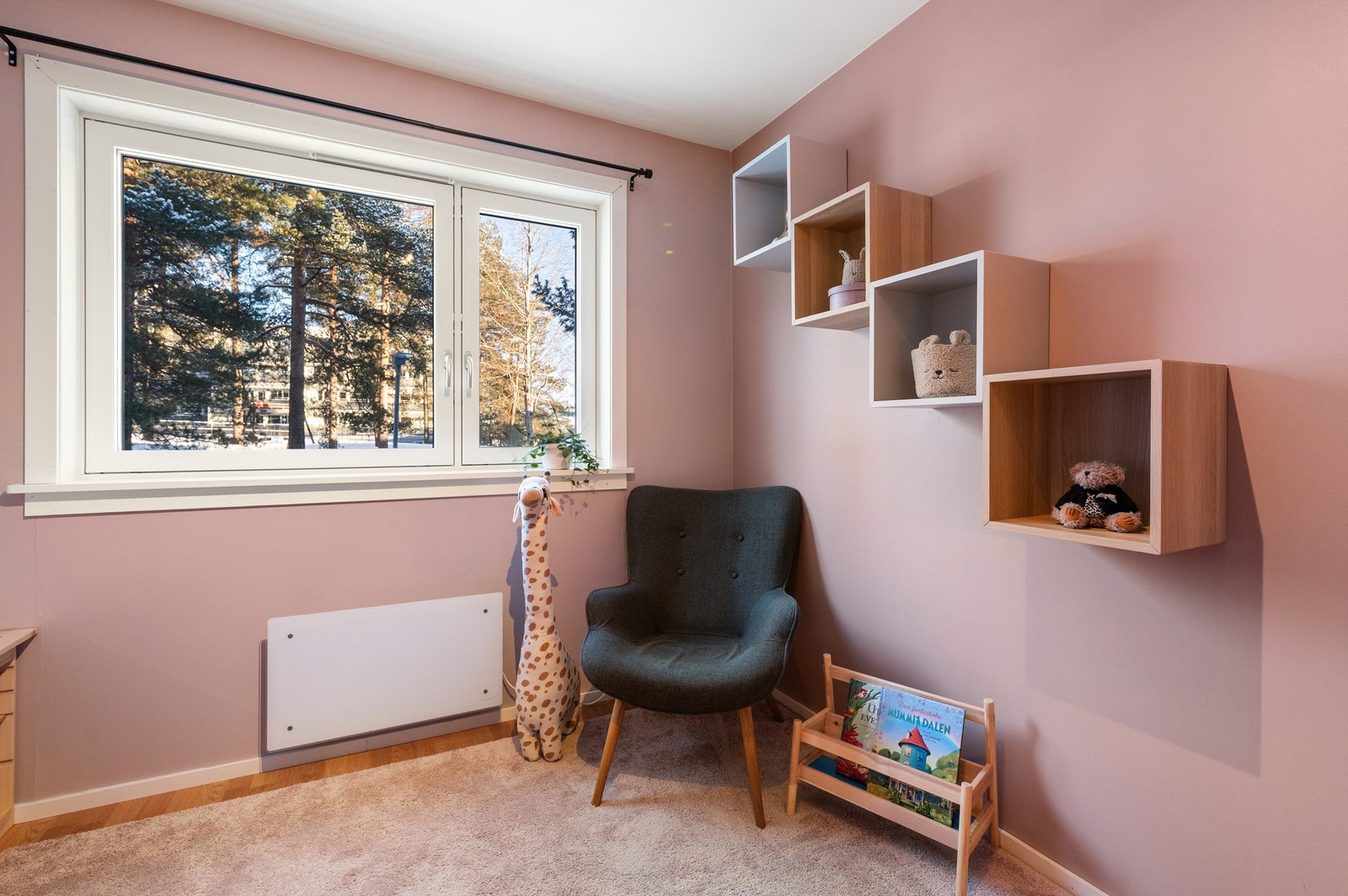 Rommet har laminatgulv og nymalte overflater. Galleribilde