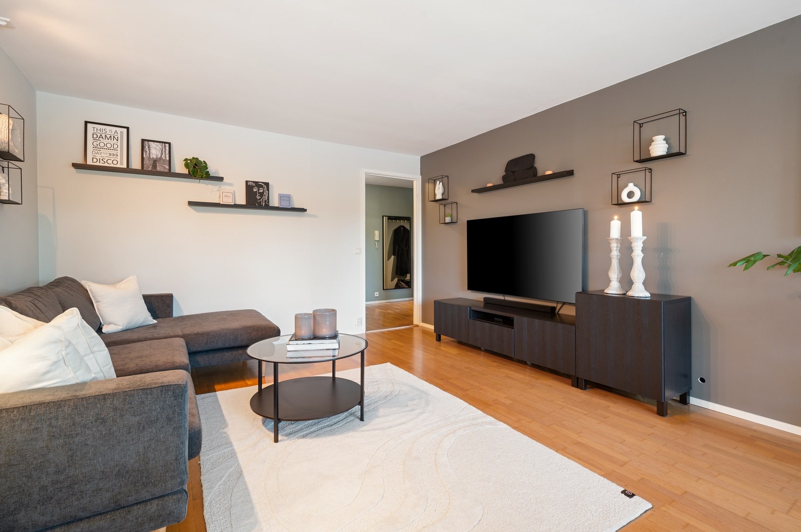 Stuen har slette overflater, 3-stavs parkett og en takhøyde på ca. 2,4 m, som gir en luftig romfølelse. Galleribilde