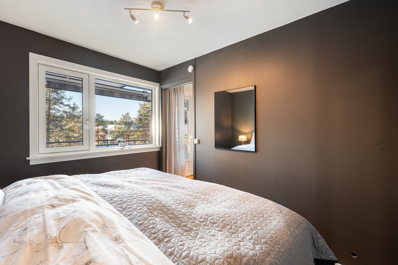 Som resten av leiligheten har også hovedsoverommet nye vinduer fra 2024. Galleribilde