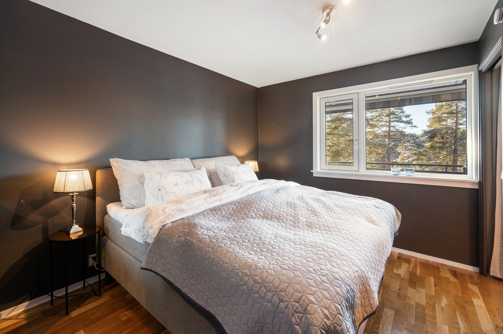 Her har du nydelig utsikt over grøntarealene som omkranser sameiet. Stille og rolig - perfekt for en god natts søvn! Galleribilde