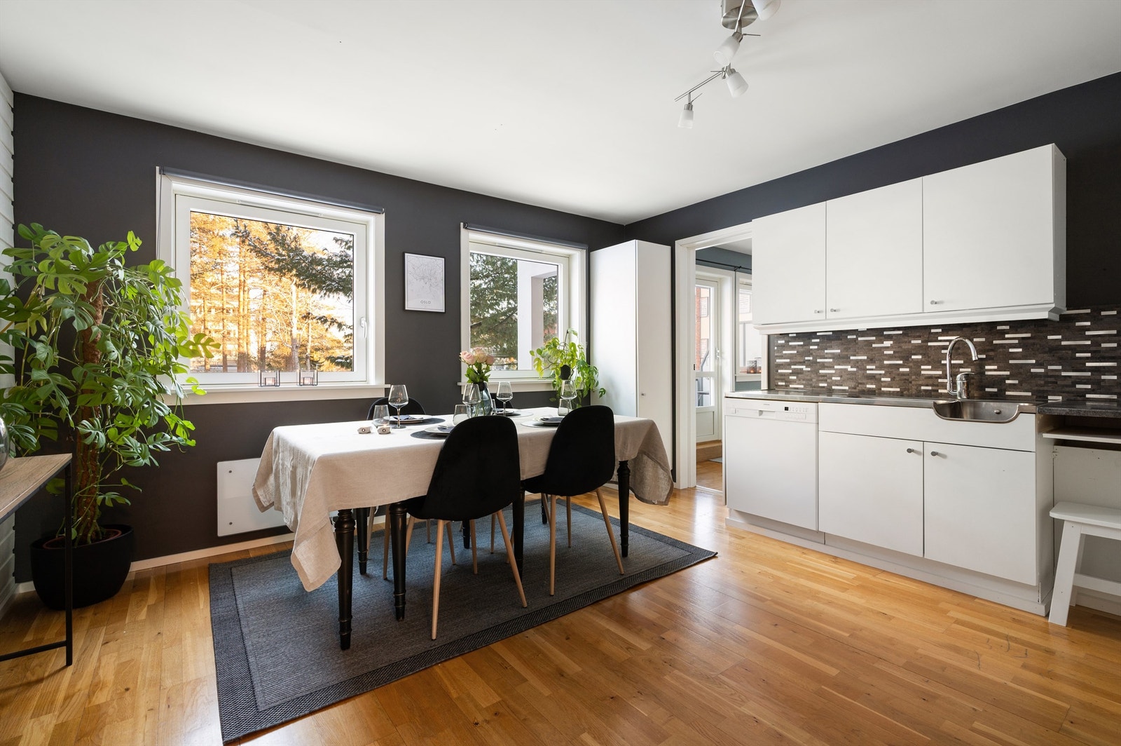 Separat og funksjonelt kjøkken med god plass til spisebord. Galleribilde