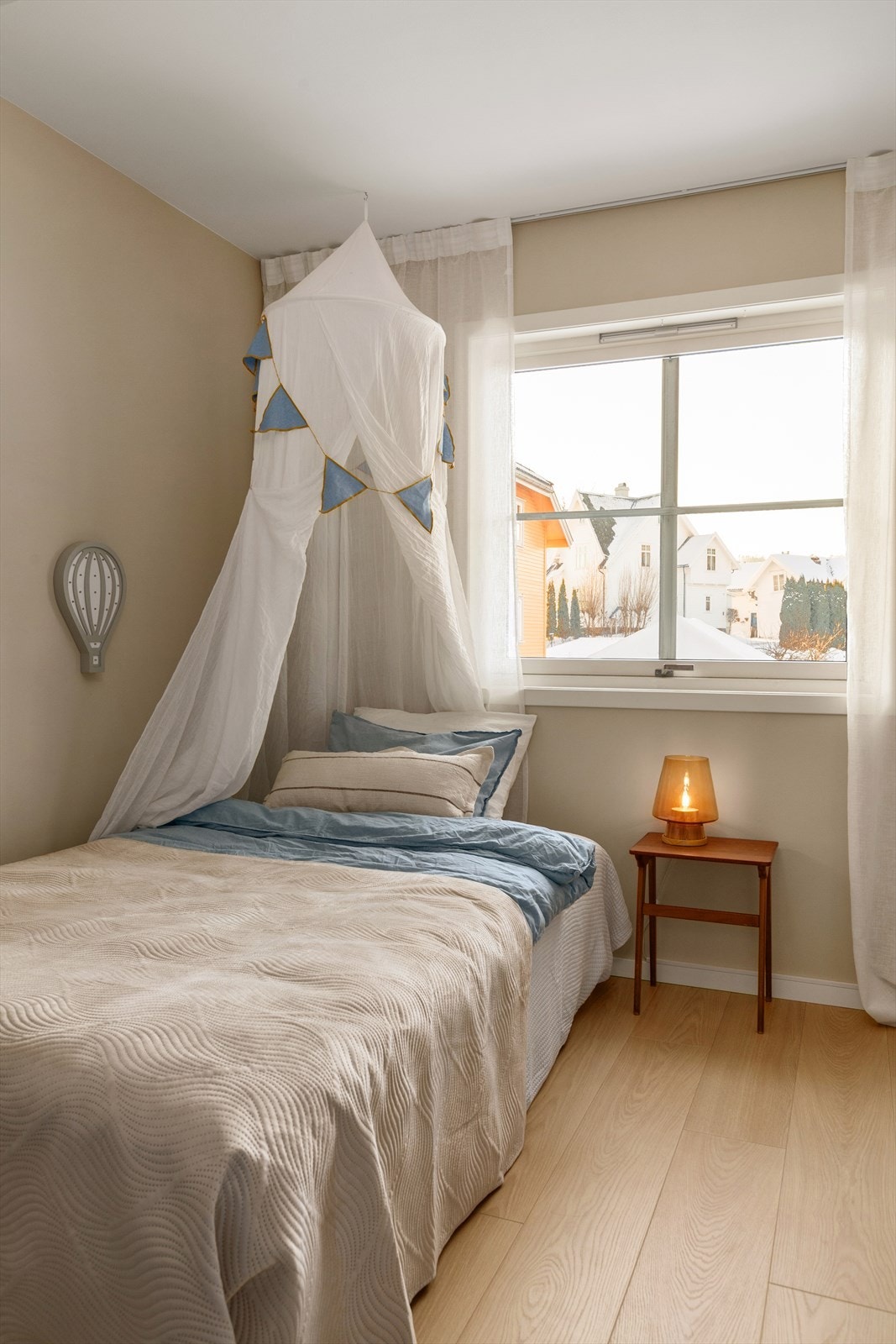 Soverommet gir god plass for seng, nattbord, skrivebord og garderobeskap Galleribilde