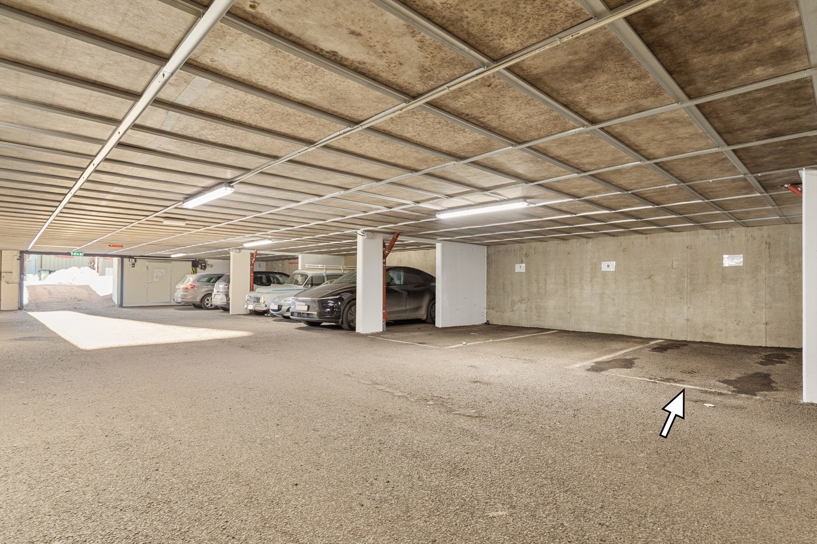 Parkering i garasje Galleribilde