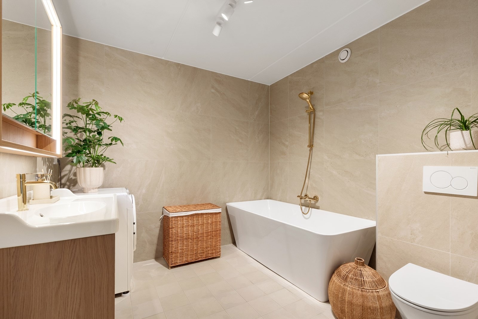 Delikat og stilrent bad som er renovert i 2024 Galleribilde