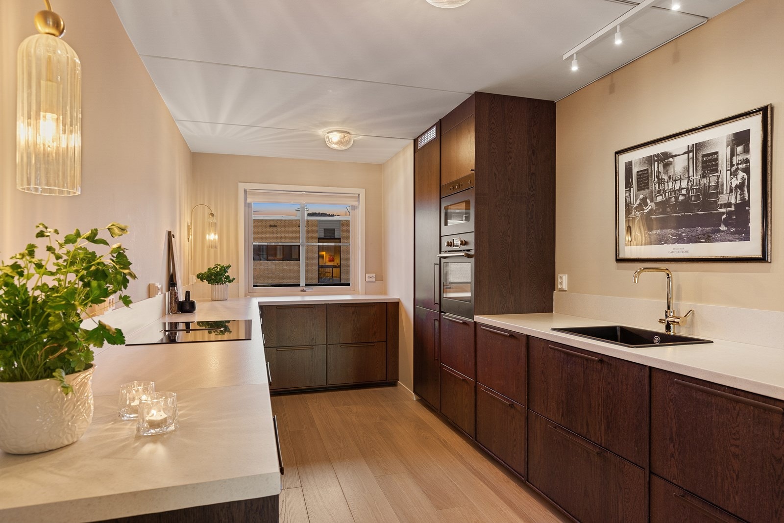 Kjøkkenet er utstyrt med integrert utstyr som stekeovn, platetopp, kjøl/fryseskap og oppvaskmaskin Galleribilde