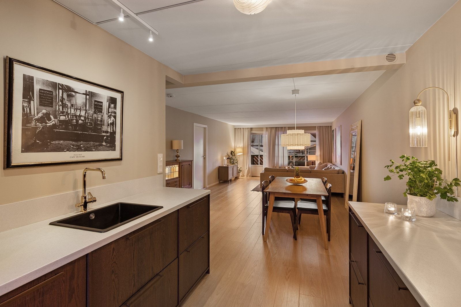 Kjøkkenet innehar svært gode oppbevaringsmuligheter i en god miks av skuffer og skap Galleribilde