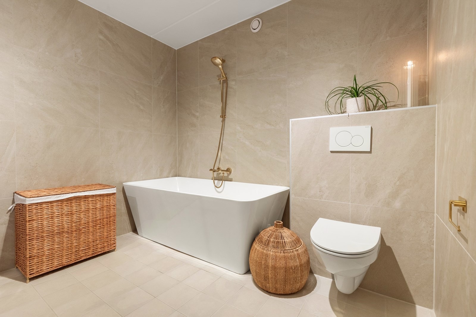 Badet har lekre fliser og behagelige varmekabler i gulv Galleribilde