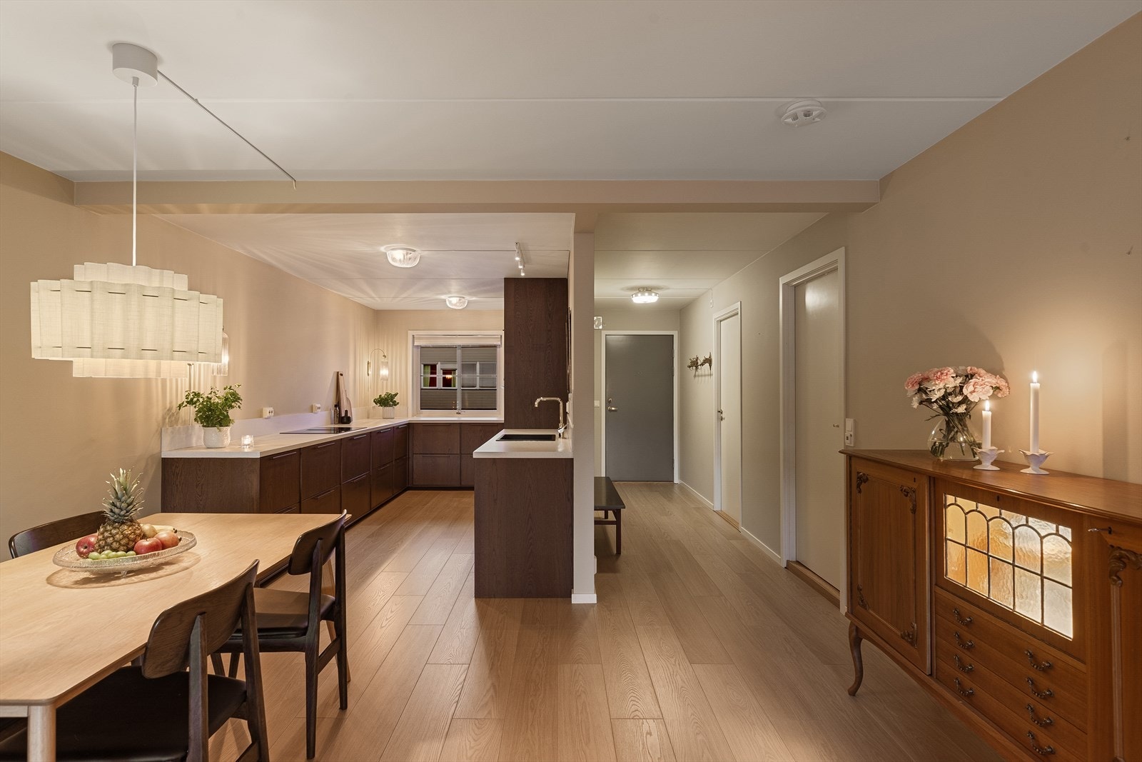 Videre adkomst til flott oppholdsrom med kjøkken og stue Galleribilde