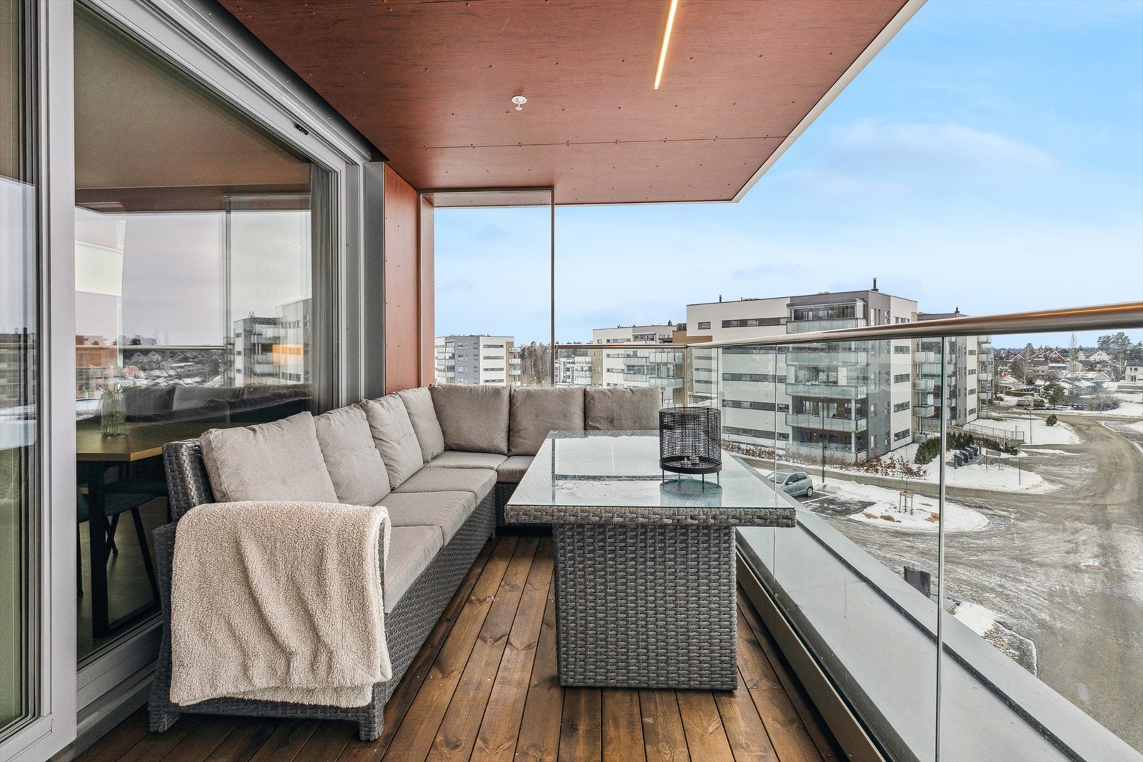 Sole allé 65 er en 2-roms selveierleilighet i et bygg fra år 2023, beliggende fint til i 2. etasje med stor balkong. Her er det bare å flytte rett tinn! Galleribilde