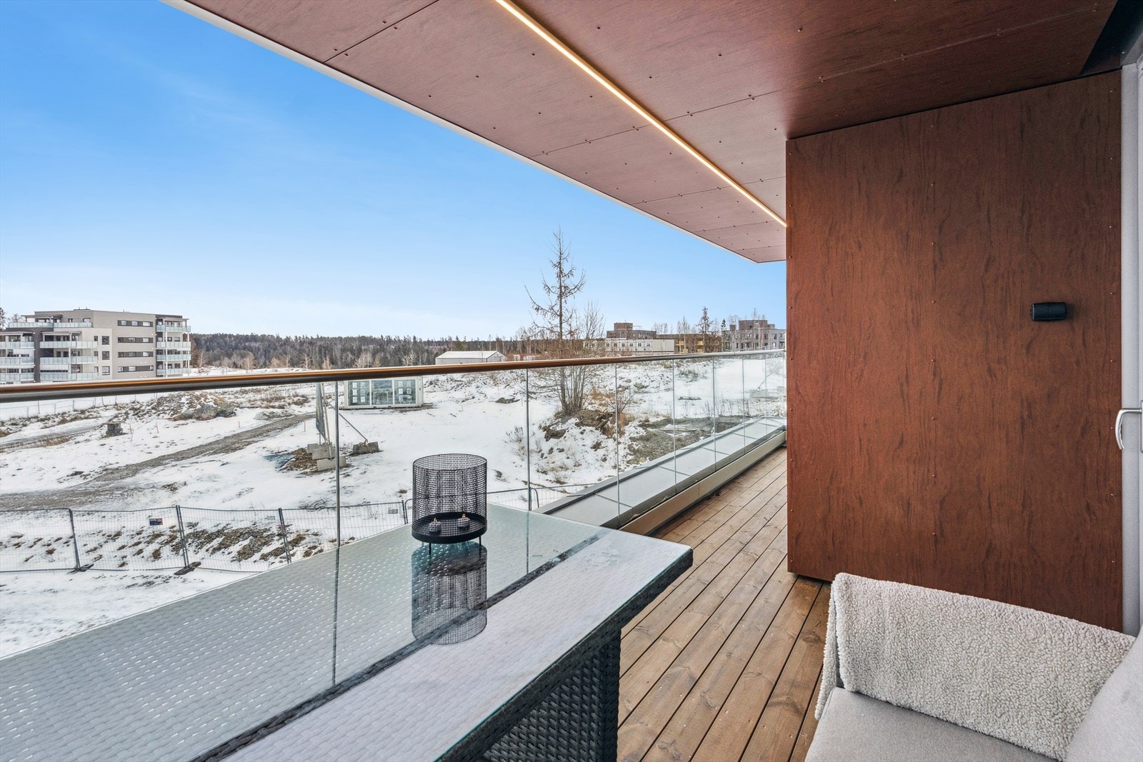 Balkongen fungerer som en forlengelse av stuen på varme sommerdager. Galleribilde