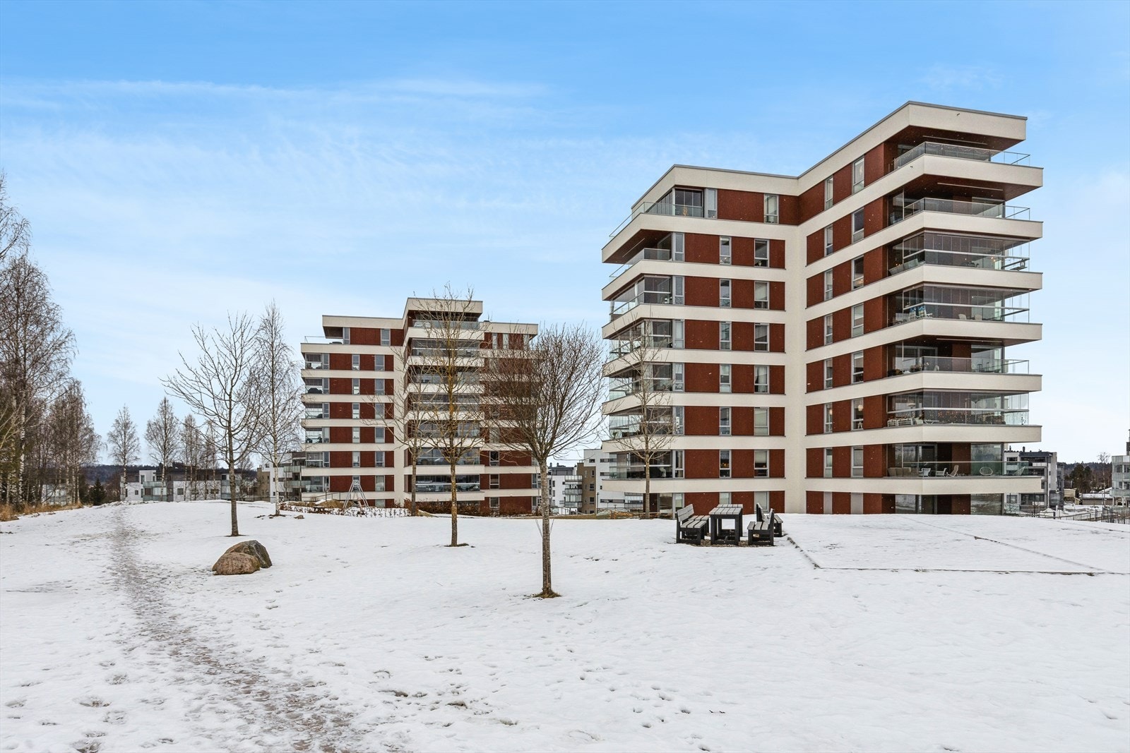 Her bor du meget sentralt med kort vei til det meste av fasiliteter, bymessige kvaliteter og offentlig kommunikasjon like utenfor døren. Galleribilde