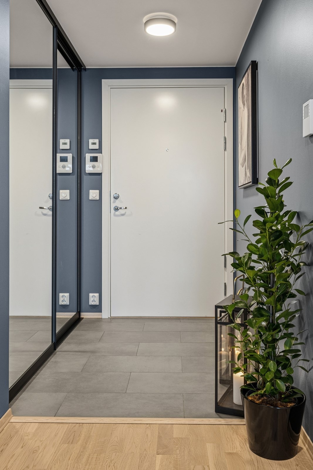 Her ønskes du velkommen inn i en flislagt entré med god plass til å oppbevare ytterklær og sko i stort garderobeskap. Galleribilde